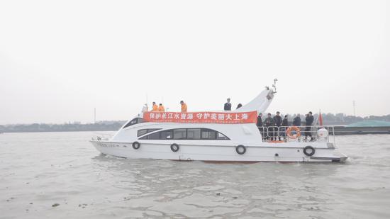 上海三部门在黄浦江上游增殖放流。