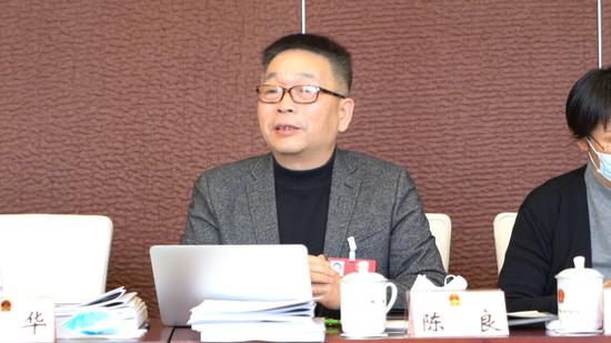  上海市人大代表、上海市公共卫生临床中心副主任陈良参加小组会议　新华社记者王翔摄