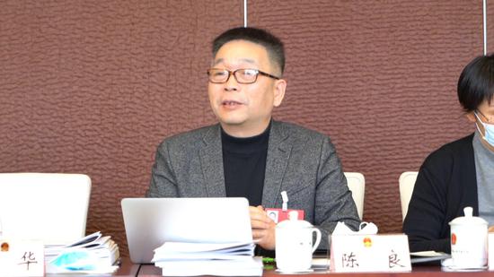 上海市人大代表、上海市公共卫生临床中心副主任陈良参加小组会议 新华社记者王翔摄