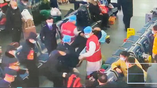 图说:民警、铁路工作人员、医护人员等赶到现场救援