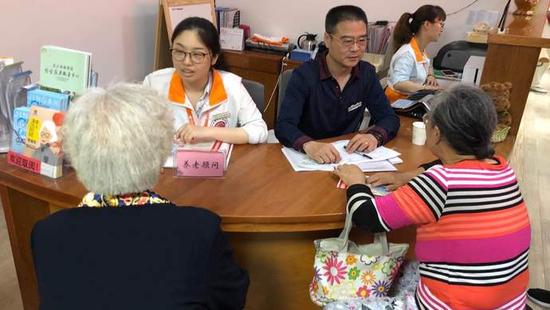 上海推出养老新制度 社区养老顾问提供政策咨询服务