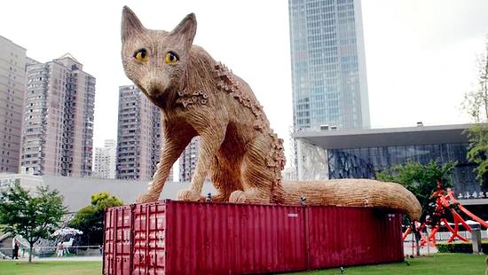 上海自然博物馆门口城市狐狸将搬家 曾是网红地标之一