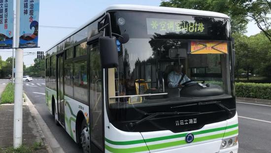上海太仓交界处小区出行难:公交半小时一班 晚7时没车