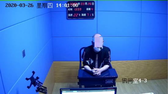图说:到案后的犯罪嫌疑人冯某。普陀公安分局供图