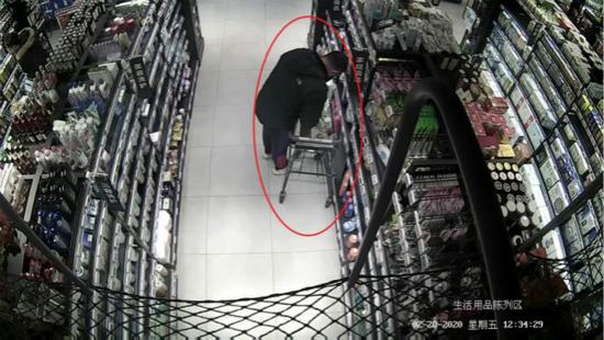 图说:嫌疑人调换商品条形码 松江警方供图(下同)