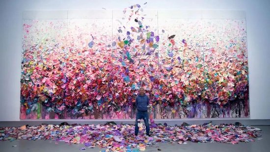 ▲ 艺术家庄红艺在“万花筒:庄红艺个展”布置现场