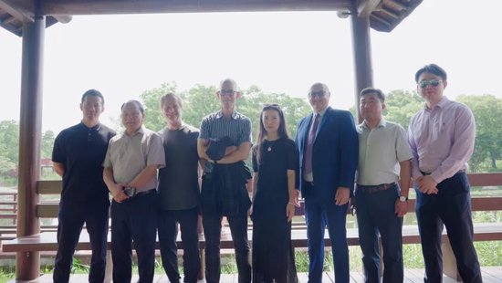 　　UBC大学自然环境与林业学院院长Robert Antal Kozak（左4）；副院长Scott George Hinch（左3）；副院长Guangyu Wang（左2）