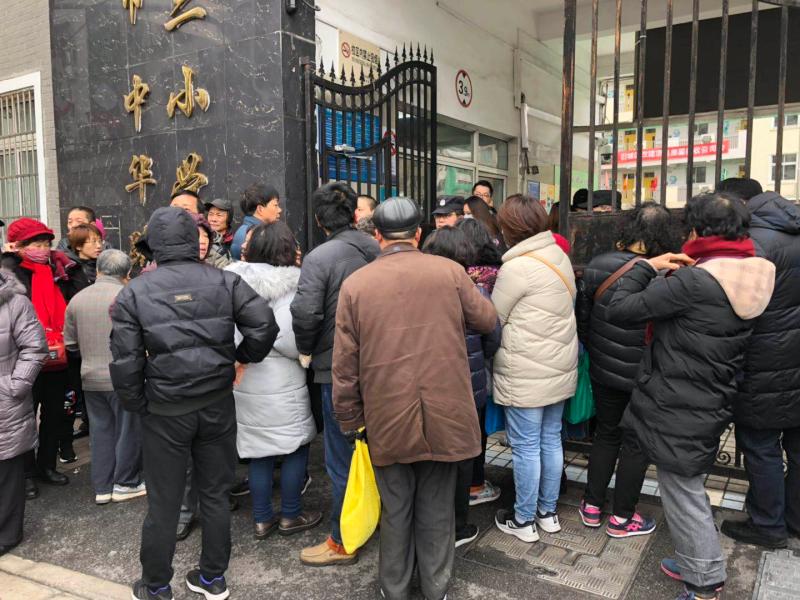 今晨8时多就有许多居民在咨询会入口等待进场