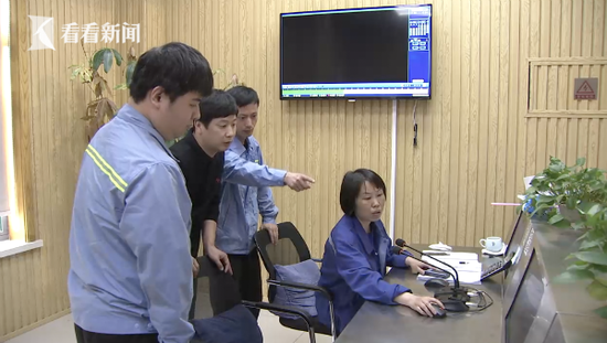 12万现金被扔垃圾箱 环卫工翻遍16吨垃圾找回