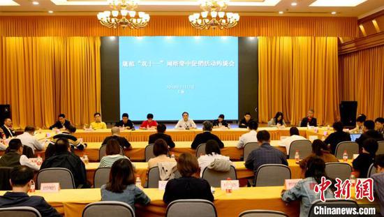 11月1日,上海市网络市场监管联席会议成员单位约谈拼多多、美团点评等22家上海重点电商企业,要求规范促销行为。供图