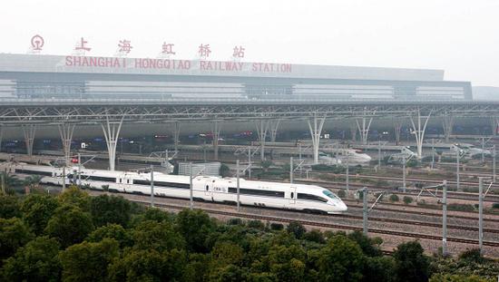 图说：公交化开行的高铁列车极大方便了旅客的出行&nbsp; 许文峰 摄