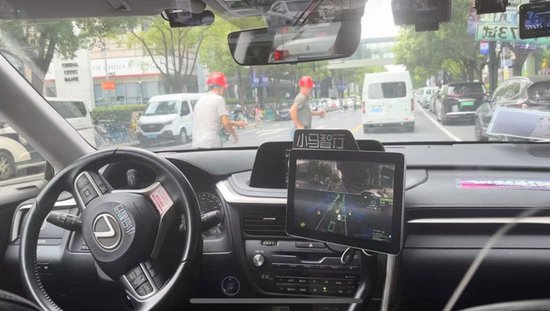 　　2025年7月24日，澎湃新闻记者体验L4级自动驾驶接驳服务。图为车辆左侧视野盲区出现横穿马路的行人，自动驾驶减速。 澎湃新闻实习记者 张云鹏 图