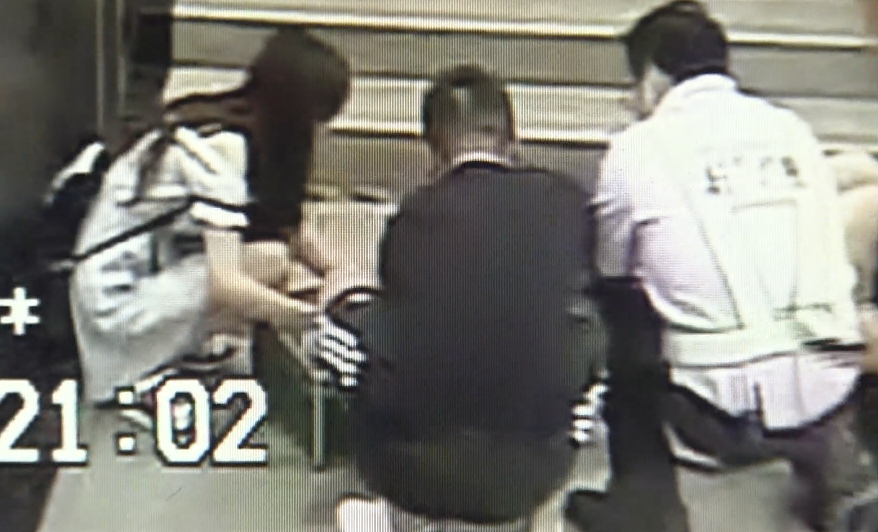 暖心一幕！女子滚下楼梯不省人事 过路人携手细心照料