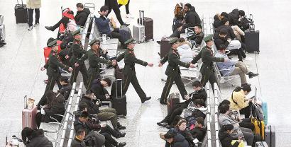 武警官兵坚守一线,全力保障春运平安顺利。 王亮 摄