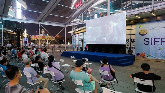 7月25日，静安区大宁音乐广场露天放映现场。图片来源：上海国际电影节