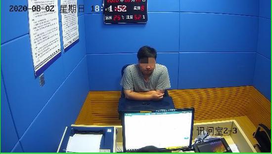 图说:犯罪嫌疑人何某到案。普陀公安分局供图