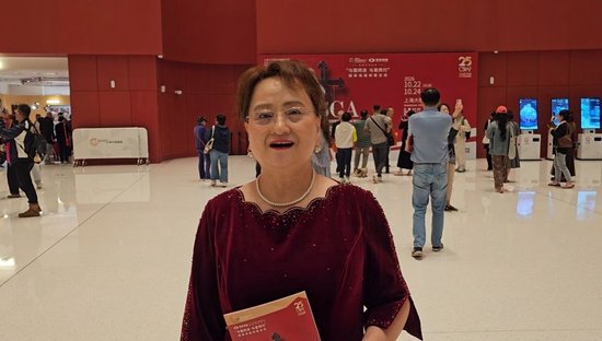 盛装而来的歌剧迷刘安琴在大厅唱起咏叹调。糜俊豪 摄