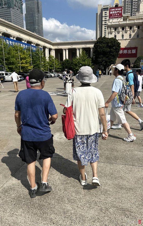 　　上午9点刚过，82岁的姚克斌与79岁的老伴开始今年的书展之旅。“能为了共同的兴趣一起行动，很幸福呢！”记者跟姚老伯说这句话时，他正在大楼梯上等着拍照的夫人。“是啊！”姚老伯笑得很开心。施晨露摄