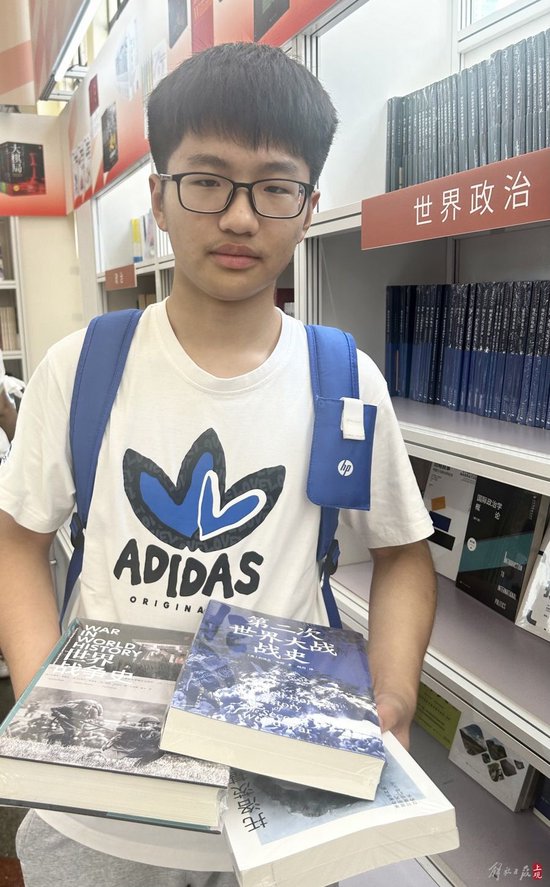 第二天就要开始军训的新高一生朱彦恺挑选的都是“大部头”。施晨露摄