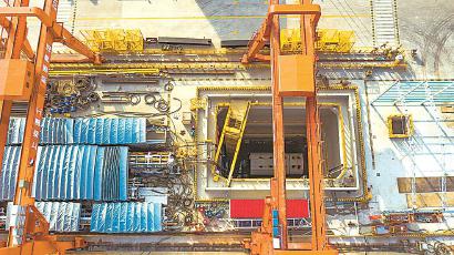 “长瀛号”盾构机在长兴岛北工作井缓缓出洞。 (资料)