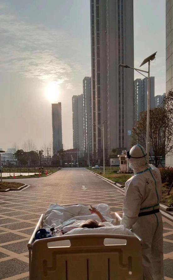 刘凯医生让老先生欣赏了久违的日落 医院供图