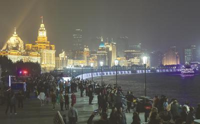 外滩景观灯光正在抓紧调试,即将以崭新的面貌为游人夜间漫步浦江营造丰富多彩的夜景氛围。