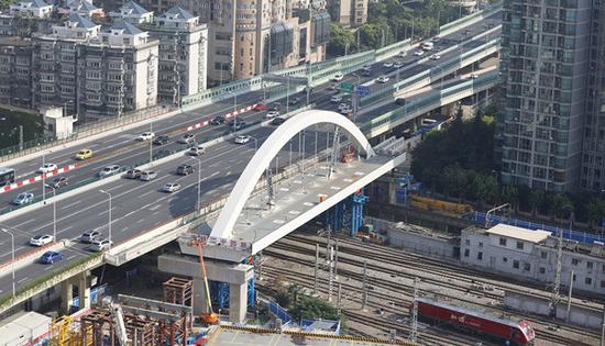 图说:北横通道工程首座跨双铁桥梁“安全着陆” 来源/中铁上海设计院集团有限公司供图
