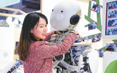 在第二届进博会科技生活展区，参观者和德国英飞凌公司展出的机器人Roboy拥抱。 　　新华社记者 范培珅摄