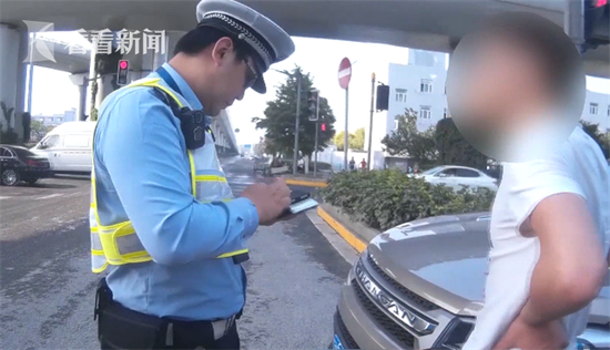 民警:你套牌啊,皖DYT套成了沪DYT,你说你到底想干嘛?