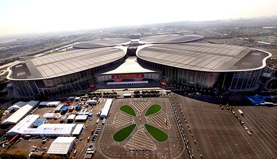 从空中俯瞰国家会展中心(上海)(11月1日无人机拍摄)。新华社 图
