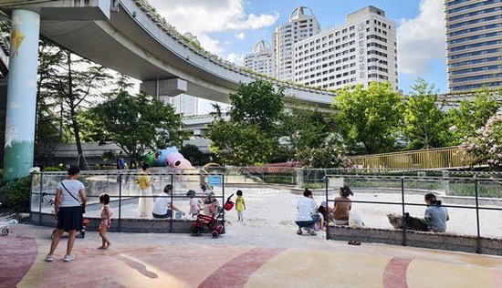 上海内环线高架桥下的“乐汇小游园”，图片来源：视觉中国