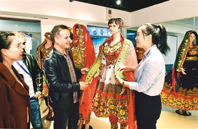 2019年11月13日,浙江义乌中国进口商品城孵化区盛大开业。图为阿富汗国家馆内,阿富汗传统服饰吸引了中外客商关注。 吕 斌摄(人民视觉)