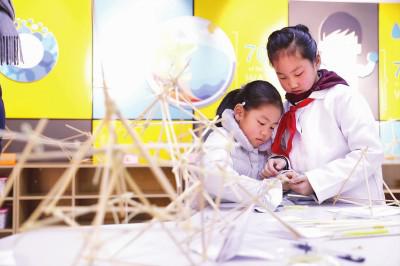 上海公办中小学“校园开放日”如期而至。多所学校打开校门,以丰富多彩的课程和活动,为学生和家长提供了解的平台。图为黄浦区教育学院附属中山学校的学生指导前来参加开放日的学生体验特色课程。本报记者袁婧摄
