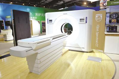 飞利浦此次参展的新型CT机。本报见习记者邢千里摄