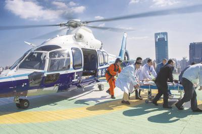 题图:市公安局警务航空队直升机及时把交通事故中的重伤员运送到瑞金医院,为抢救争取了宝贵时间。
