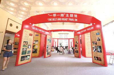 第22届上海国际电影节开幕之际,上海展览中心内已搭建好电影市场“一带一路”主题馆。本报记者叶辰亮摄