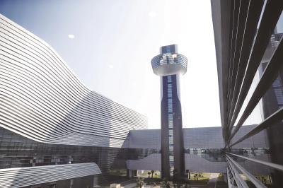 老港再生能源利用中心全厂总焚烧处理生活垃圾达到每年300万吨,约占上海市居民年产生垃圾总量三分之一。本报记者袁婧摄