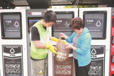 上海地区垃圾桶销量猛增70倍 市民为垃圾分类做足准备第1张-无忧岛网 上海地区垃圾桶销量猛增70倍 市民为垃圾分类做足准备 网文选读 新虹街道与京东京造合作定制的分类垃圾袋,让市民一边学知识,一边养成习惯。(京东京造供图) 上海地区垃圾桶销量猛增70倍 市民为垃圾分类做足准备 网文选读