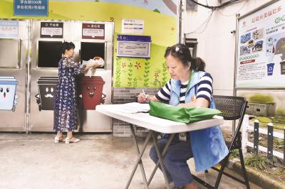 茅台花苑小区为方便夜班职工投放垃圾,在定时定点的基础上专门设立一个24小时分类垃圾投放点,安排志愿者轮流值班登记,受到居民好评。本报记者赵立荣摄