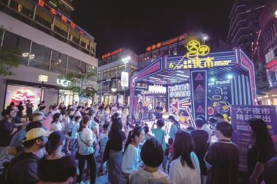自6月底开业以来,“大宁夜市”50家参与商户深夜时段的销售业绩非常可观。(“大宁夜市”供图)