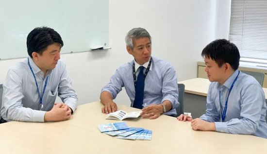 岩井深(中)与同事们一起工作。
