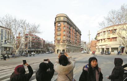 提升”颜值“的武康大楼成市民拍照热门景点。