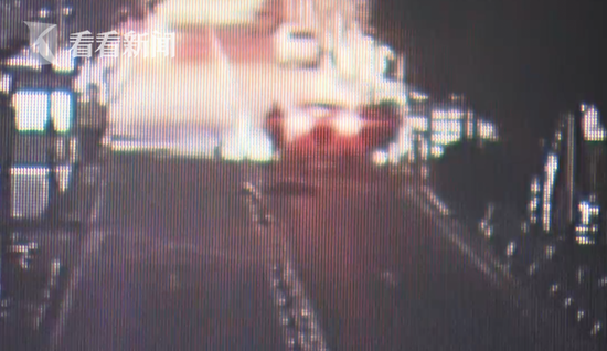 嘉定一酒醉男躺马路中央睡觉 被粗心司机碾压