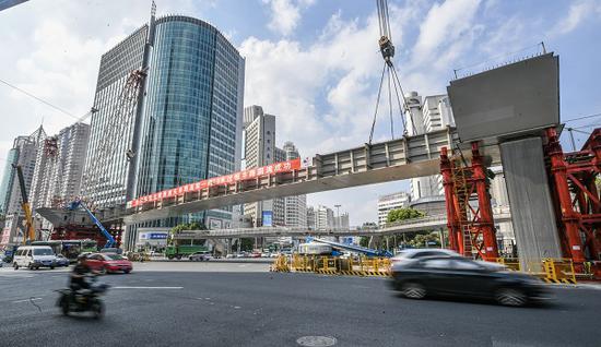图说:北横通道天目路高架跨恒丰路路口超长钢箱梁首吊施工 新民晚报记者陈梦泽/摄