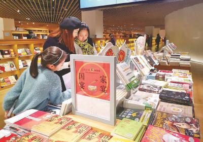 到实体书店阅读“充电”已成过年新风尚。图为光的空间·新华书店的新书陈列。(光的空间·新华书店供图)