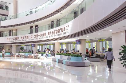 上海自贸区临港新片区行政服务中心办事窗口,配有英语翻译的服务标语张贴在醒目位置。 本报记者 孟雨涵 摄