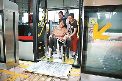 71路乘务员帮助乘客下车。 资料照片