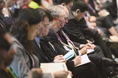 与会代表形成共识 坚持合作共赢,促进世界各国发展经验化作远见卓识;坚持与时俱进,打造全球发展新动能,推进开放包容、普惠共赢的新型经济全球化;坚持求同存异,做人类共同发展的促进者,在认同、参与、推动人类命运共同体的构建过程中,凝聚强大精神动力