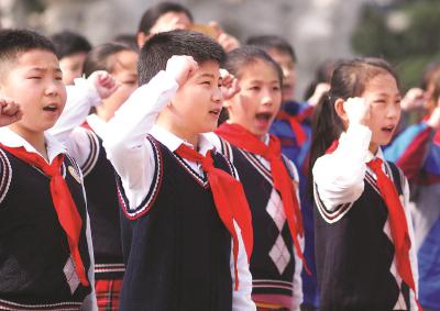  昨天，一些小学生在上海龙华烈士陵园的英雄纪念碑前参加祭扫仪式。新华社记者陈飞摄