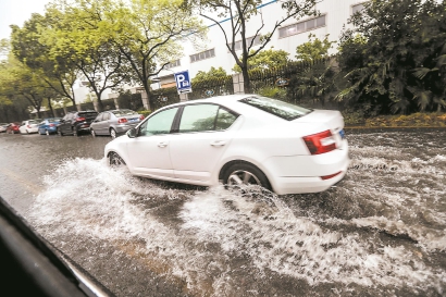 昨天,台风“温比亚”登陆上海,部分地区出现短时积水。本报记者 张海峰 摄